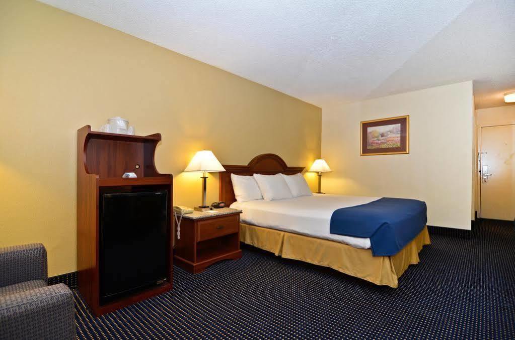 Best Western Plus Yadkin Valley Inn & Suites Jonesville Kültér fotó